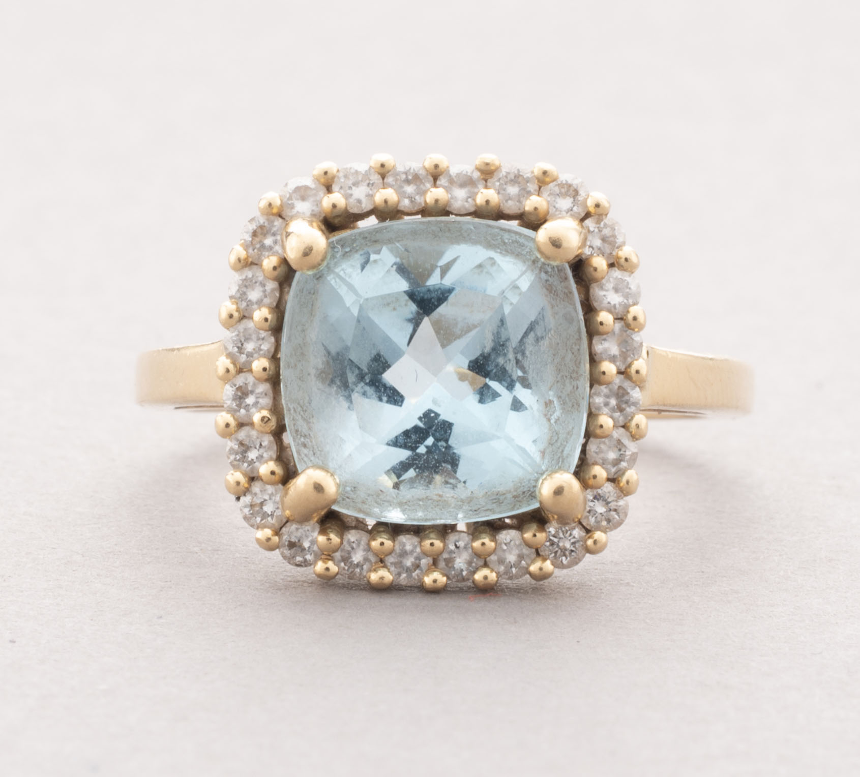 BAGUE en or jeune 750 millièmes, sertie d’une topaze bleu…