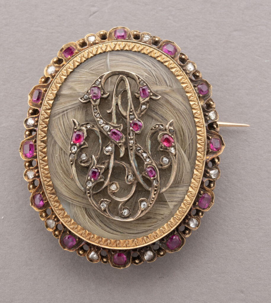 BROCHE en or rose 750 millièmes, le médaillon central composé…
