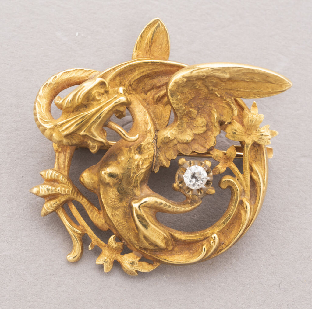 BROCHE formant pendentif en or 750 millièmes figurant une chimère…