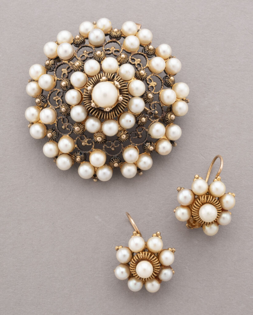 PARURE BROCHE-PENDENTIF et BOUCLES D&rsquo;OREILLES DORMEUSES de formes circulaires en…