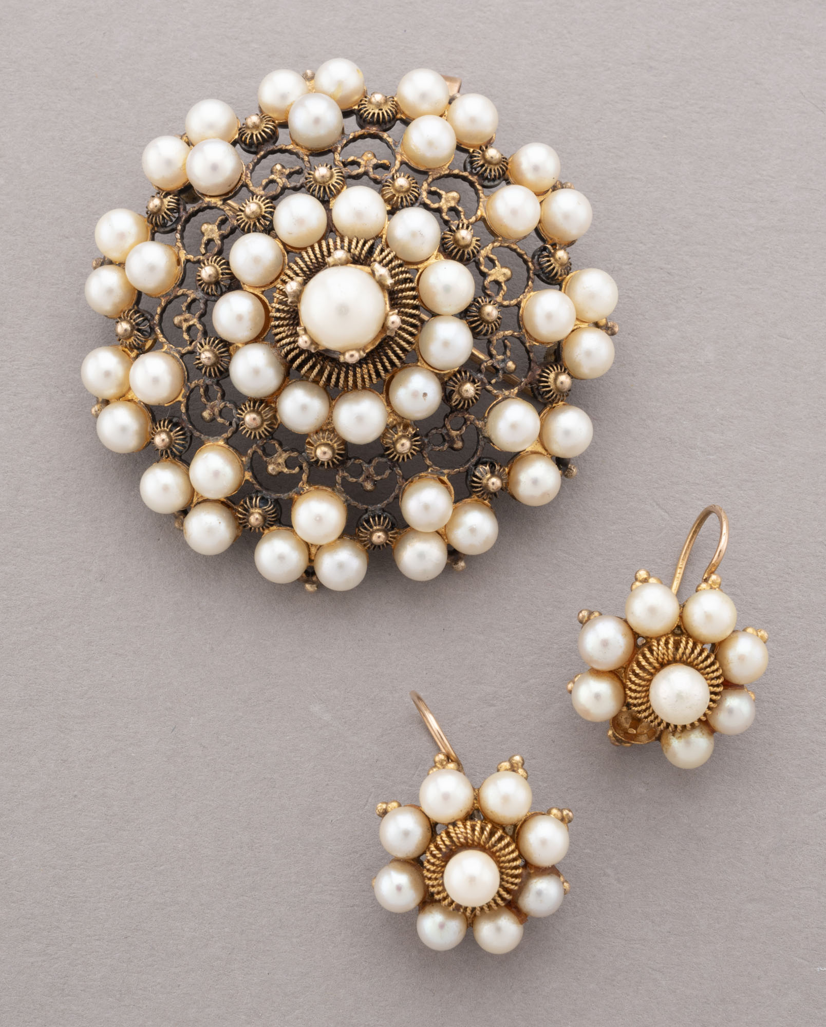 PARURE BROCHE-PENDENTIF et BOUCLES D’OREILLES DORMEUSES de formes circulaires en…