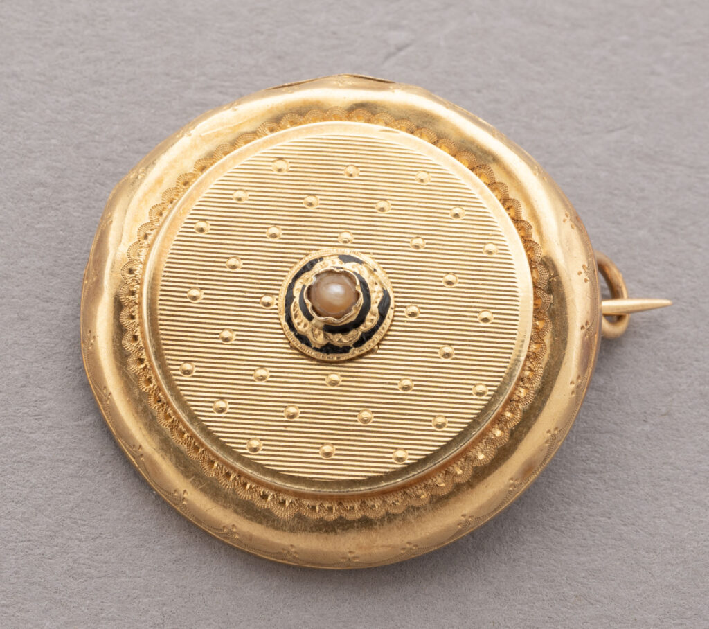 BROCHE circulaire en or rose 750 millièmes au centre une…