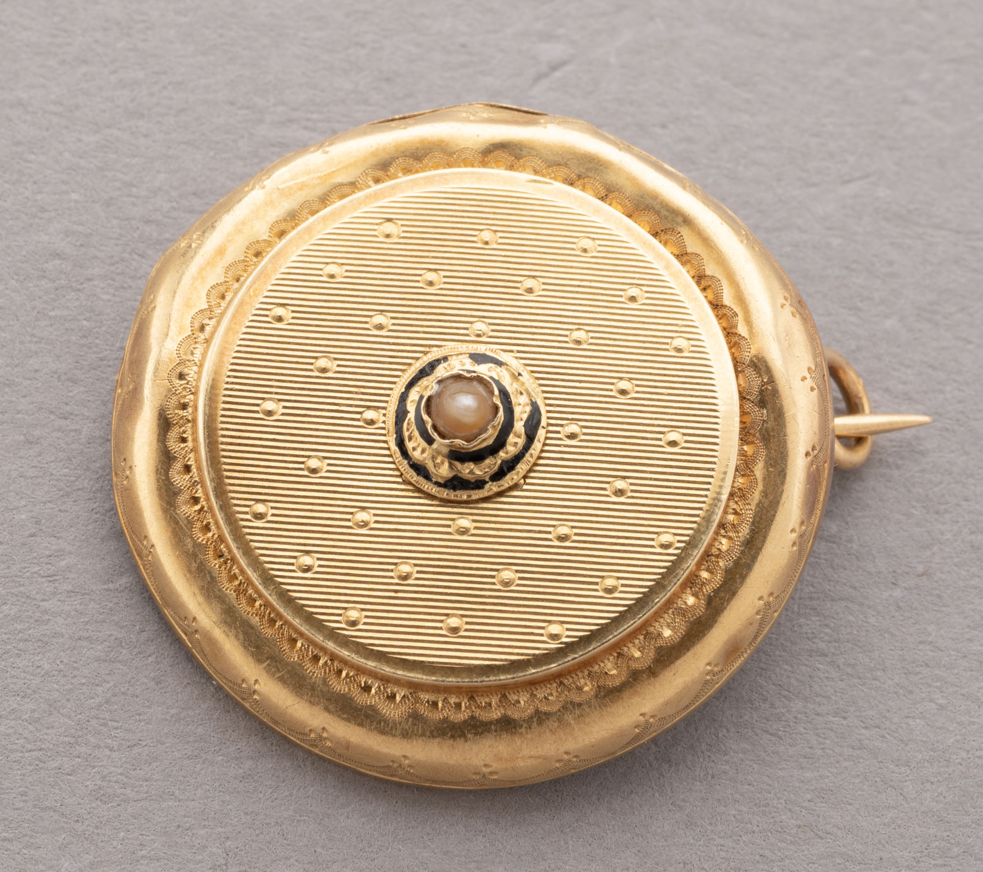 BROCHE circulaire en or rose 750 millièmes au centre une…