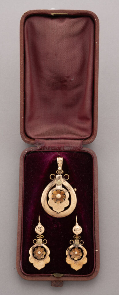 PARURE Napoléon III comprenant une broche formant pendentif et 2…
