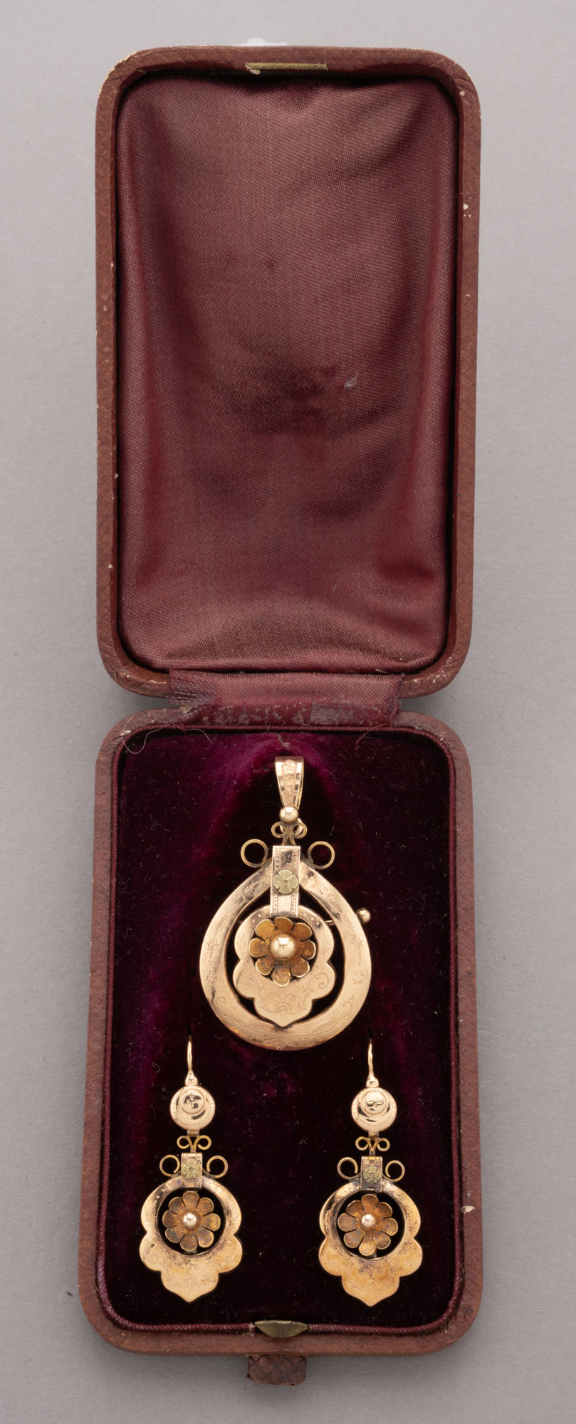 PARURE Napoléon III comprenant une broche formant pendentif et 2…