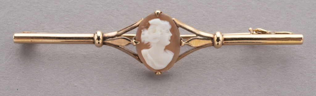 BROCHE en or jaune 750 millièmes orné d&rsquo;un camée coquille…