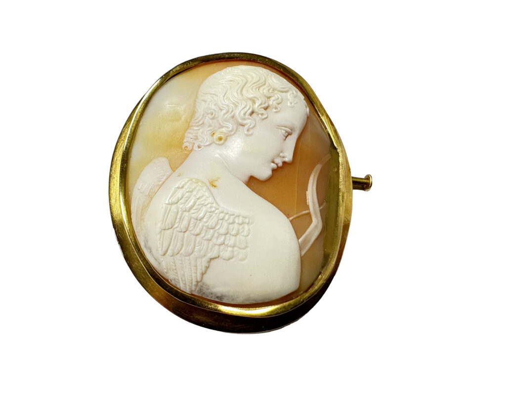 BROCHE en or jaune 750 millièmes orné d’un camée coquille…