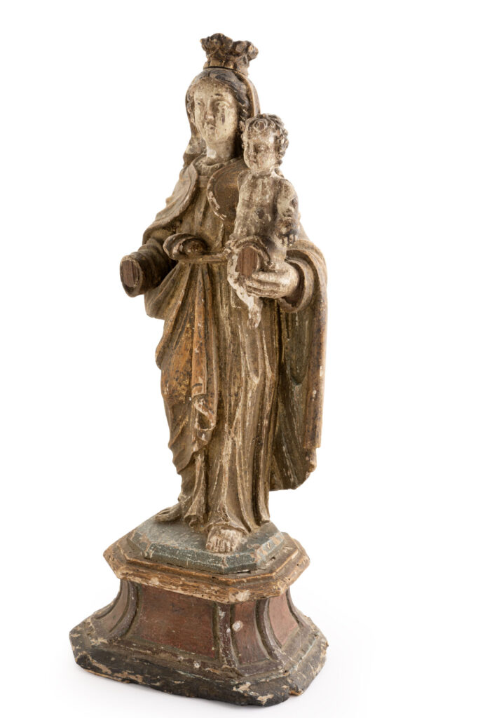 SCULPTURE en bois polychrome représentant la Vierge en majesté soutenant…