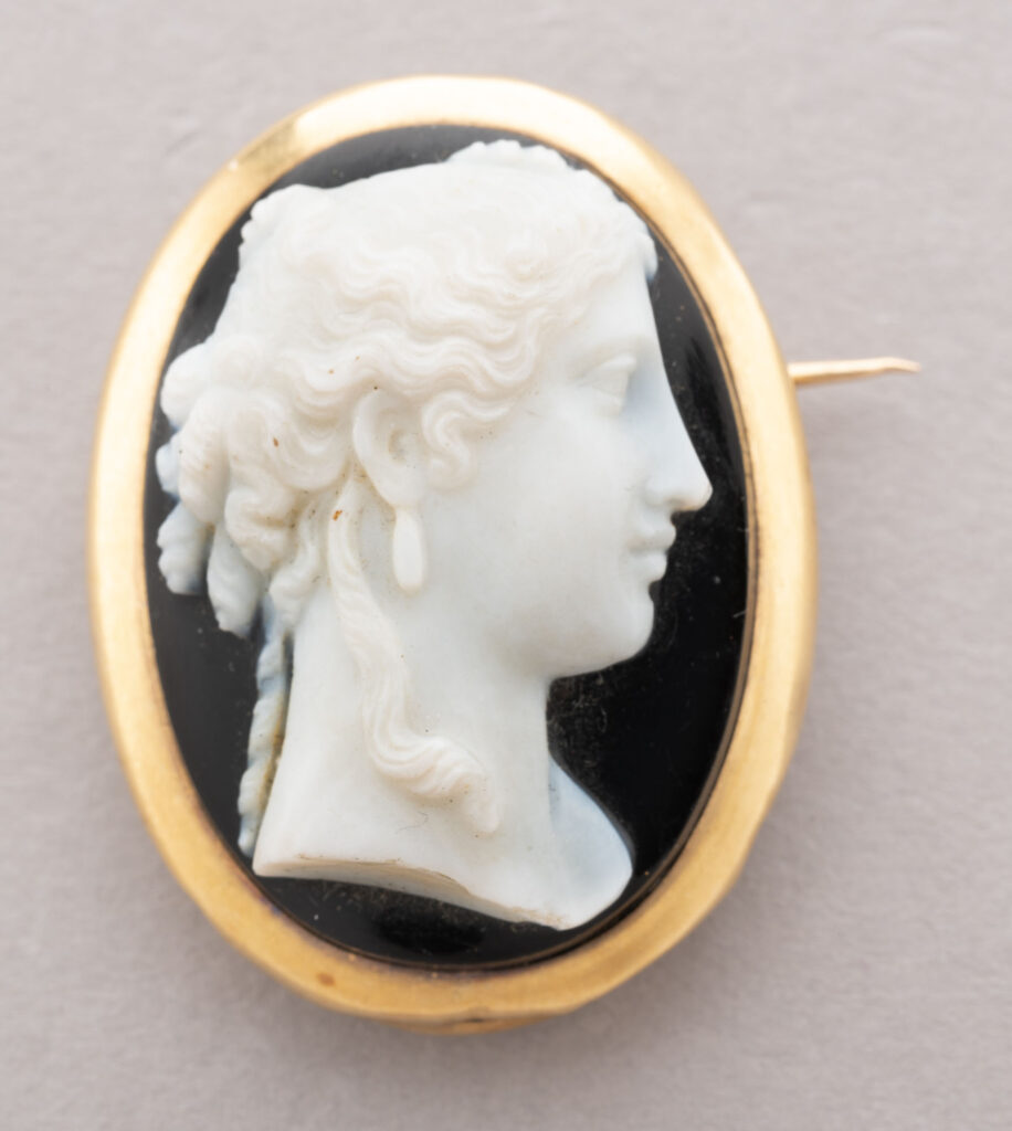 BROCHE de forme ovale en or 750 millièmes, ornée au…