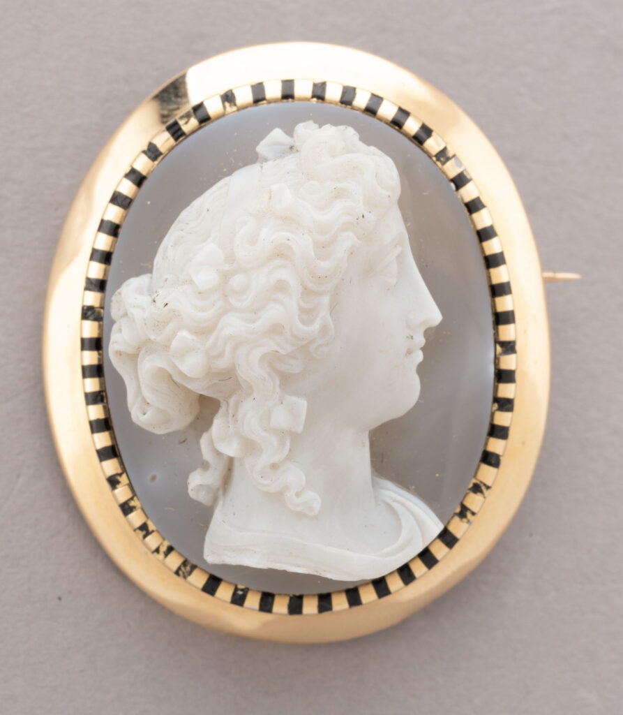 BROCHE formant PENDENTIF en or rose 750 millièmes, au centre…