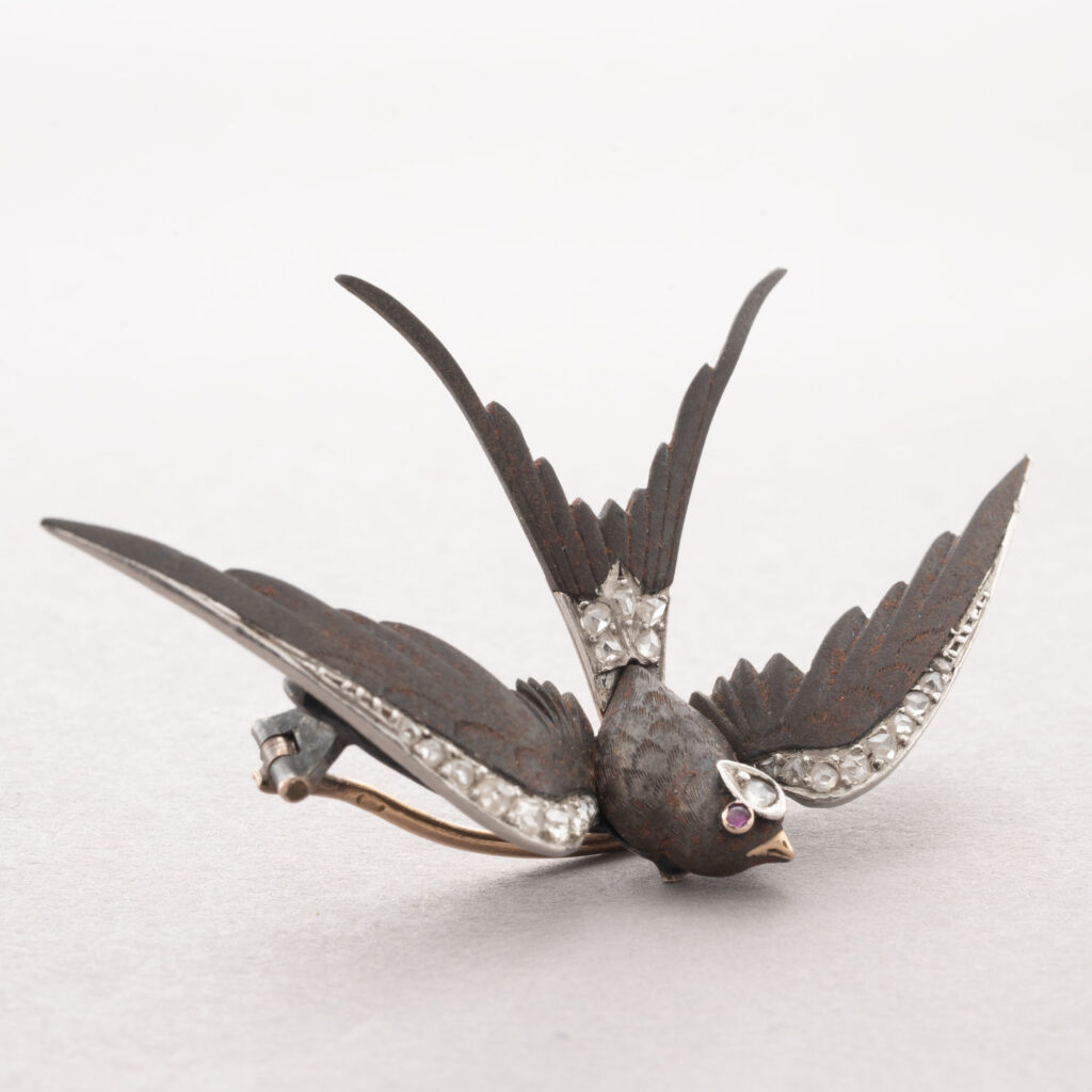 DELICATE BROCHE figurant une hirondelle en platine 850 millièmes, or…