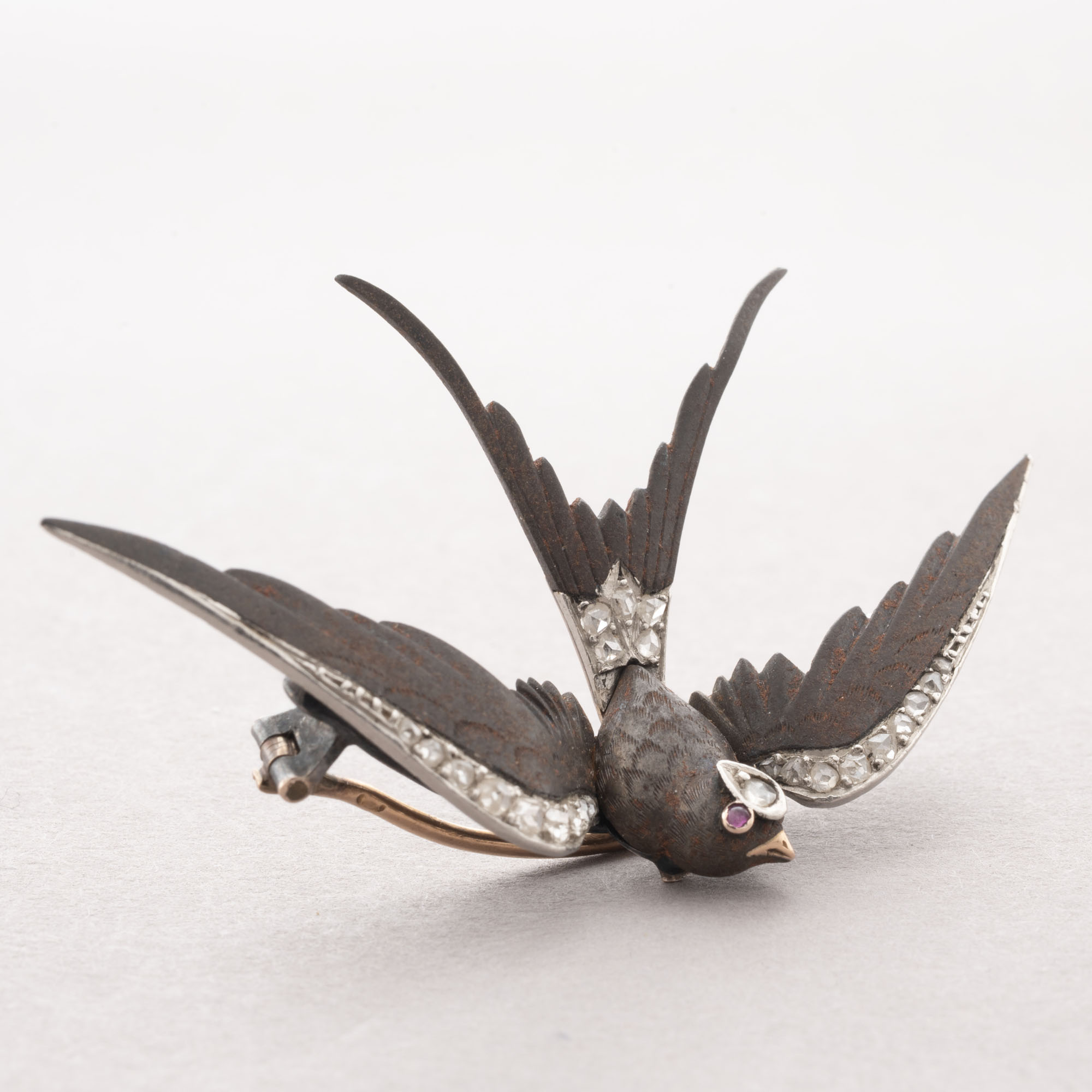 DELICATE BROCHE figurant une hirondelle en platine 850 millièmes, or…
