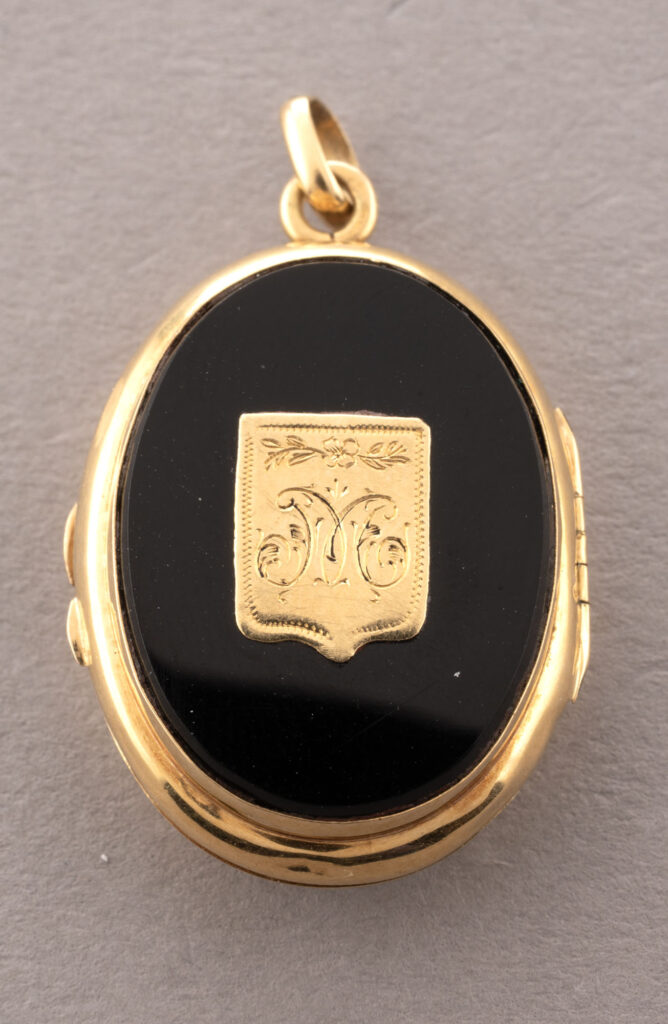 PENDENTIF porte-photos en or jaune et onyx, verre protecteur au…