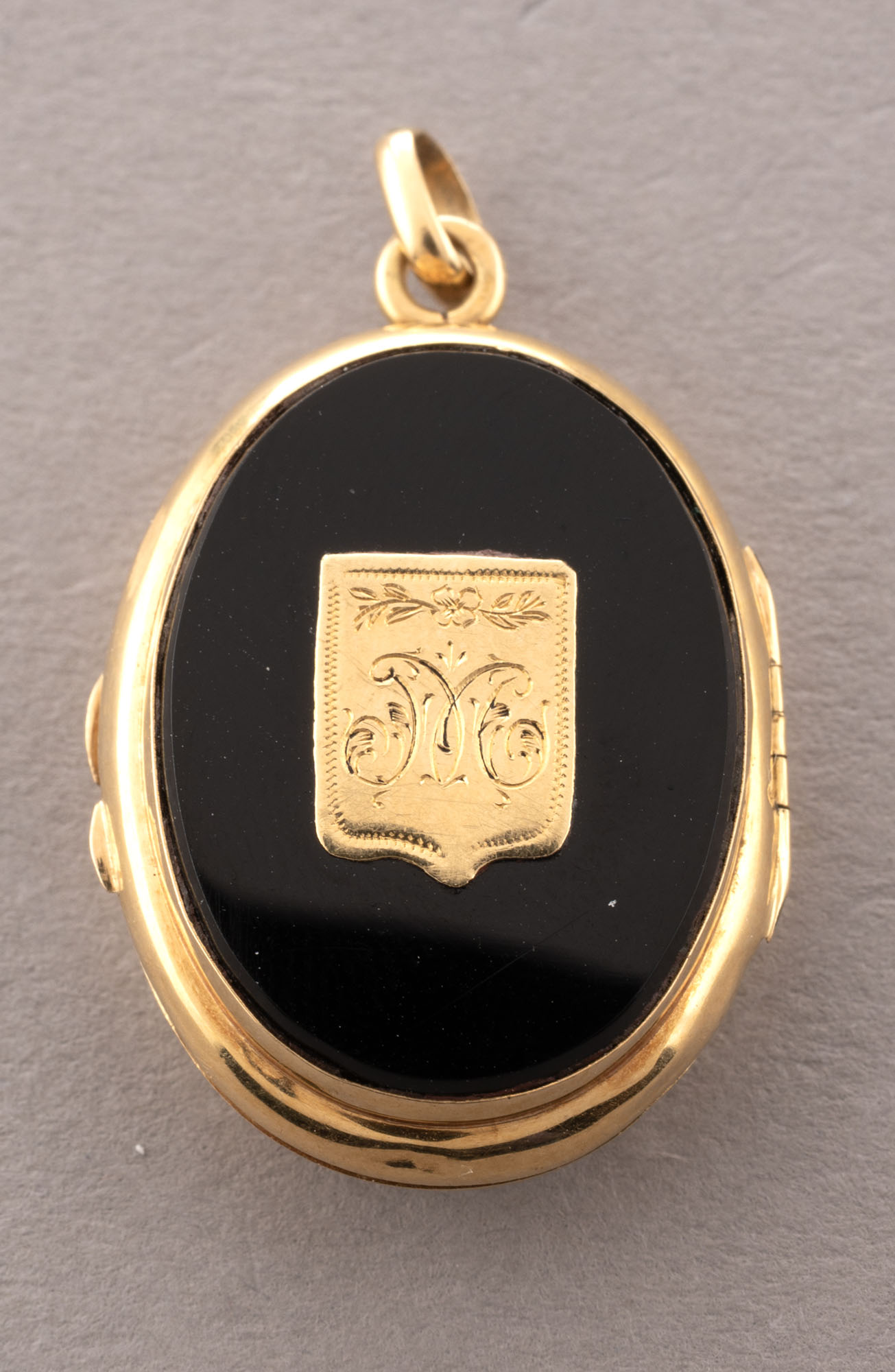 PENDENTIF porte-photos en or jaune et onyx, verre protecteur au…