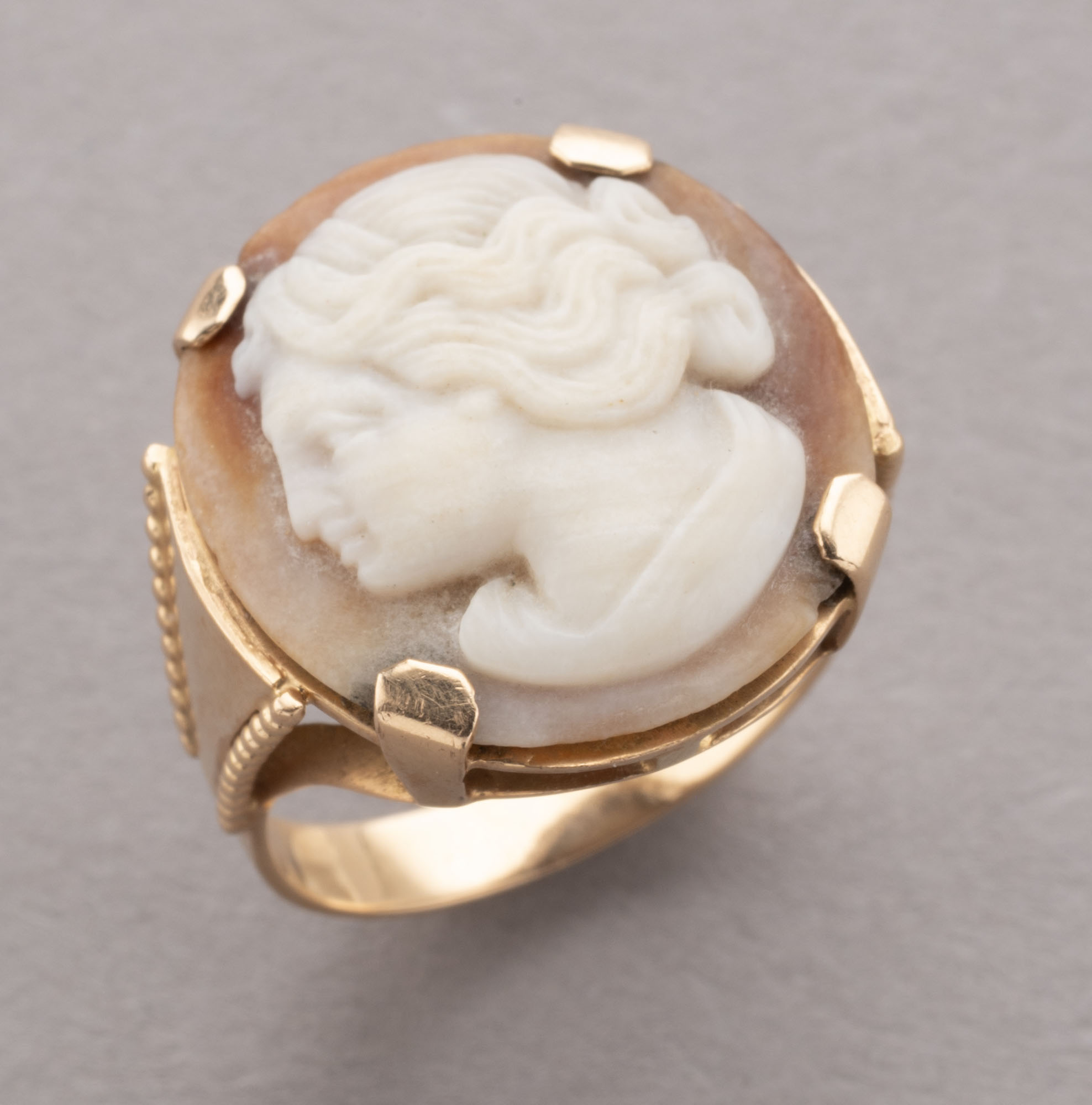 BAGUE en or rose 750 millièmes ornée d’un camée coquillage…