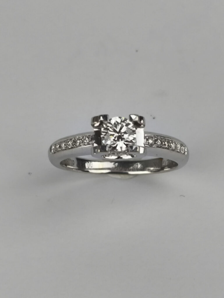 BAGUE en or blanc 750 millièmes, ornée au centre d&rsquo;un…