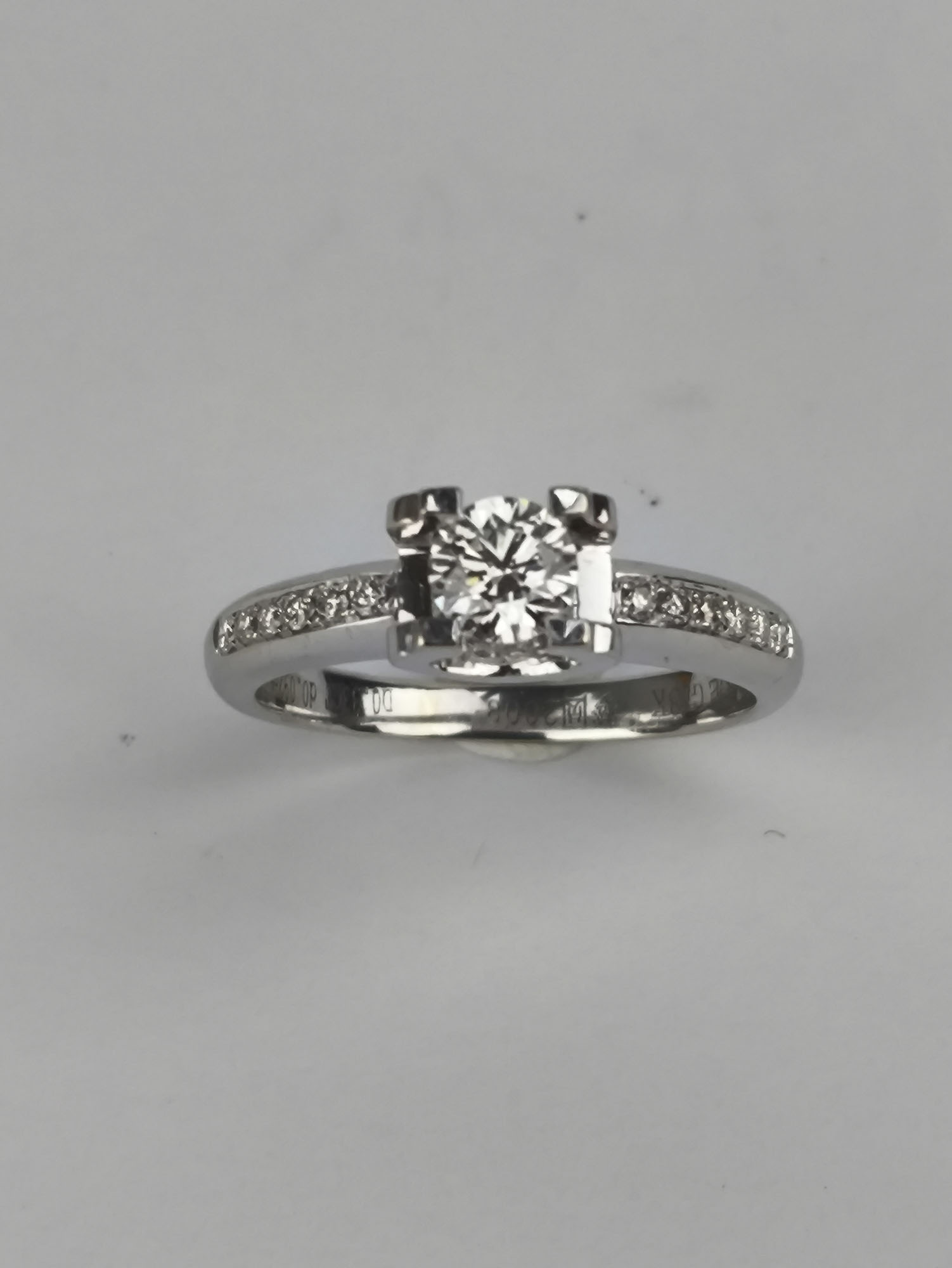 BAGUE en or blanc 750 millièmes, ornée au centre d’un…