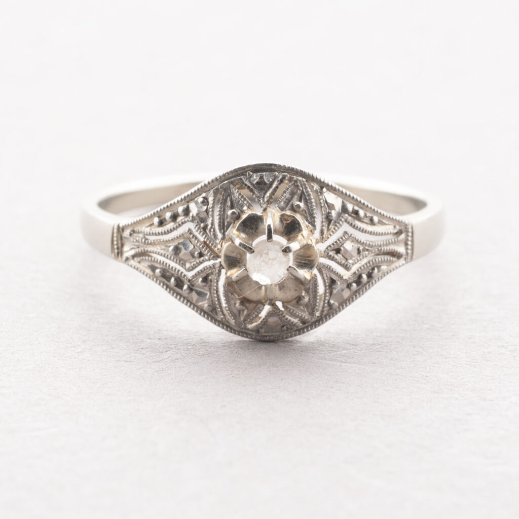 BAGUE DÔME en platine 950 millièmes ornée d&rsquo;un diamant taillé…