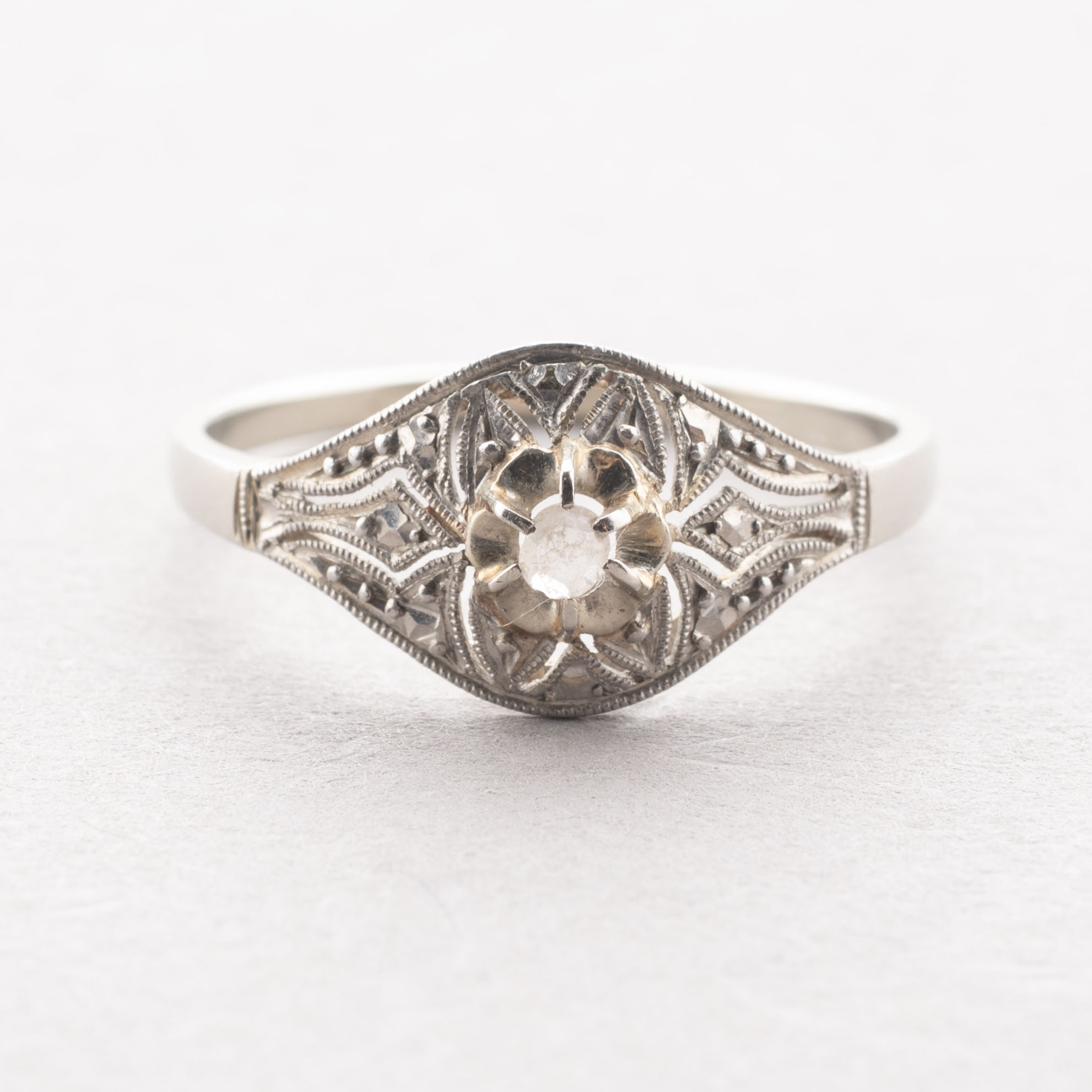BAGUE DÔME en platine 950 millièmes ornée d’un diamant taillé…