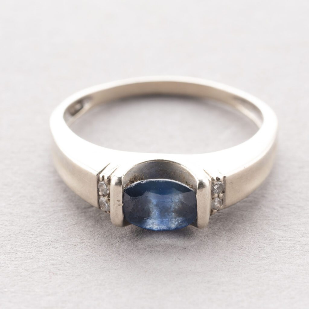 BAGUE en or blanc 750 millièmes, au centre un saphir…