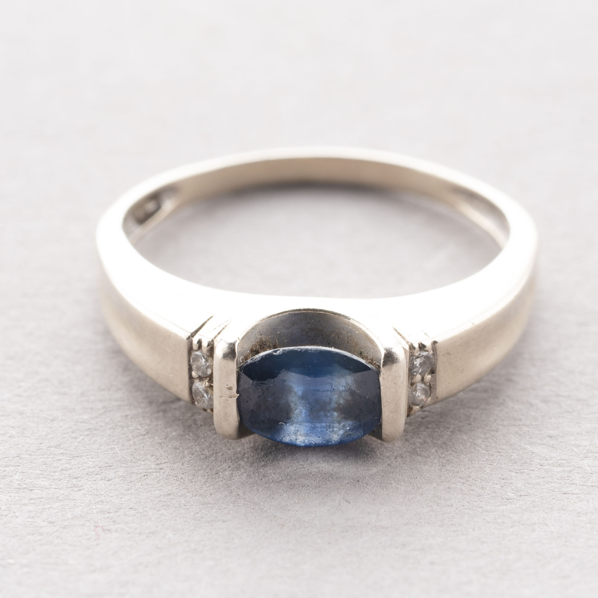 BAGUE en or blanc 750 millièmes, au centre un saphir…
