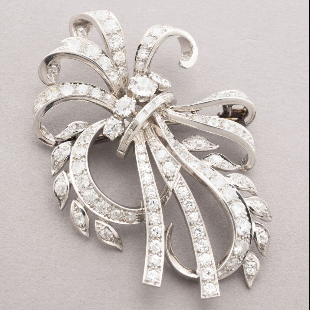 IMPORTANTE BROCHE figurant un nœud stylisé en or gris 750…