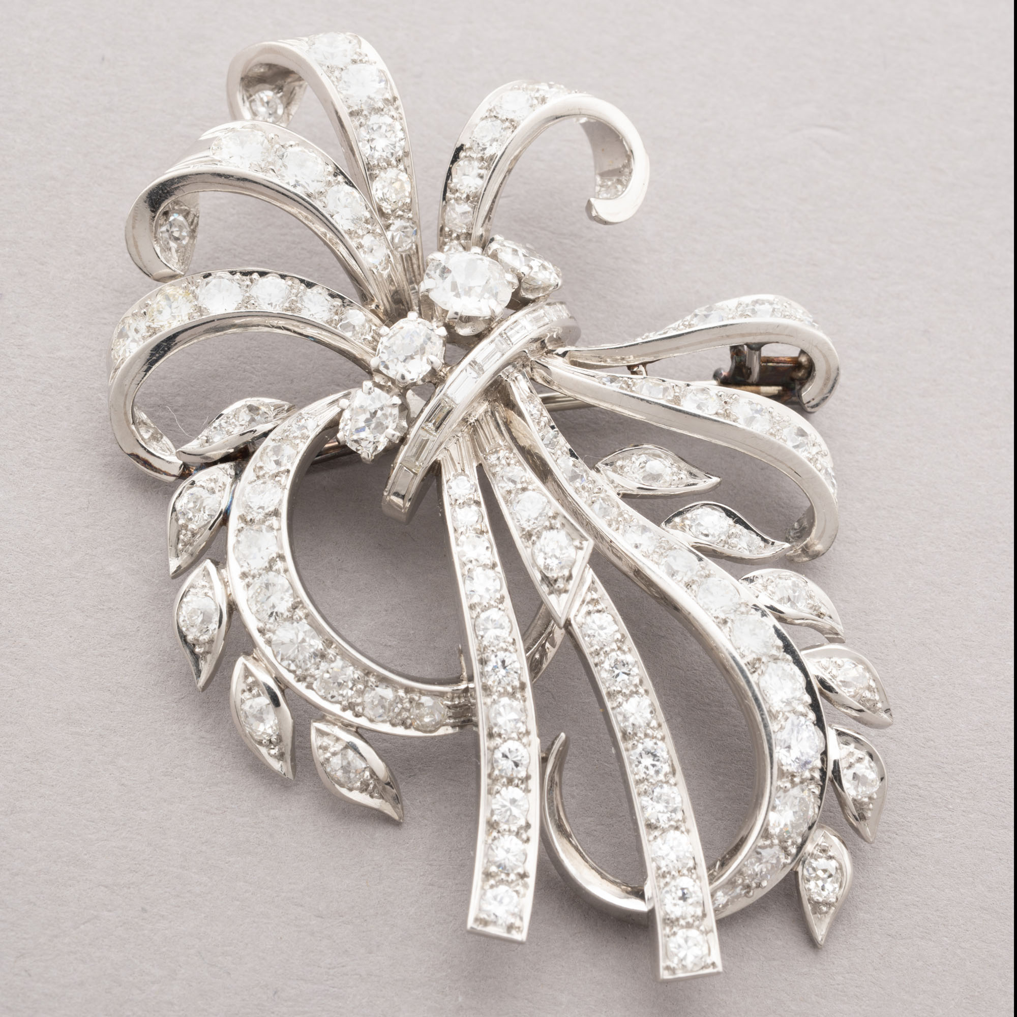 IMPORTANTE BROCHE figurant un nœud stylisé en or gris 750…