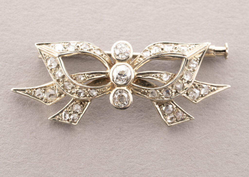 BROCHE en or blanc 750 millièmes et platine 950 millièmes,…