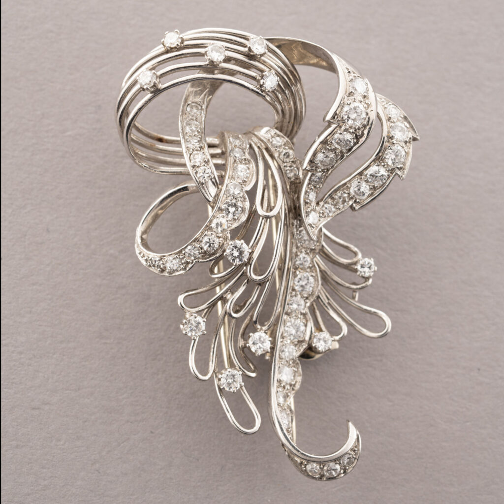BROCHE en or gris 750 millièmes et platine 850 millièmes,…