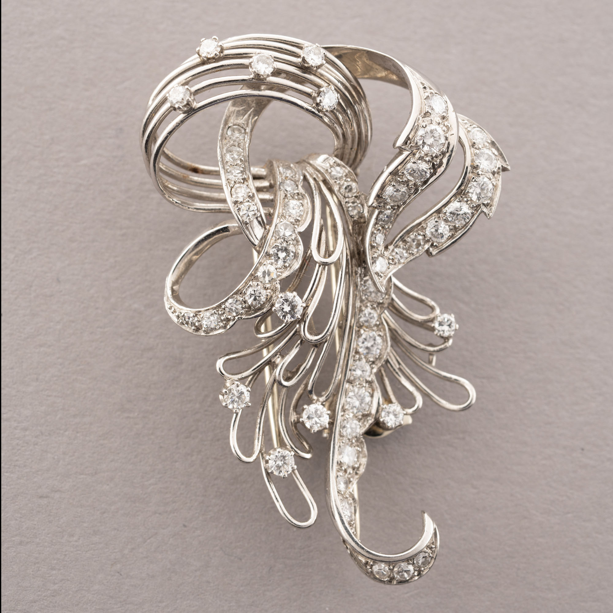 BROCHE en or gris 750 millièmes et platine 850 millièmes,…