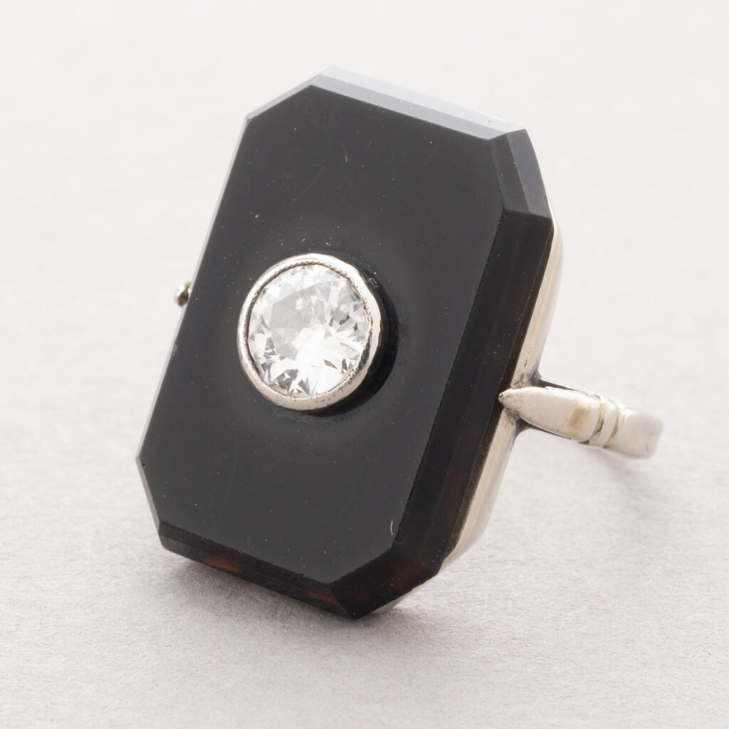 BAGUE ART DECO en or blanc 750 millièmes, sur le…