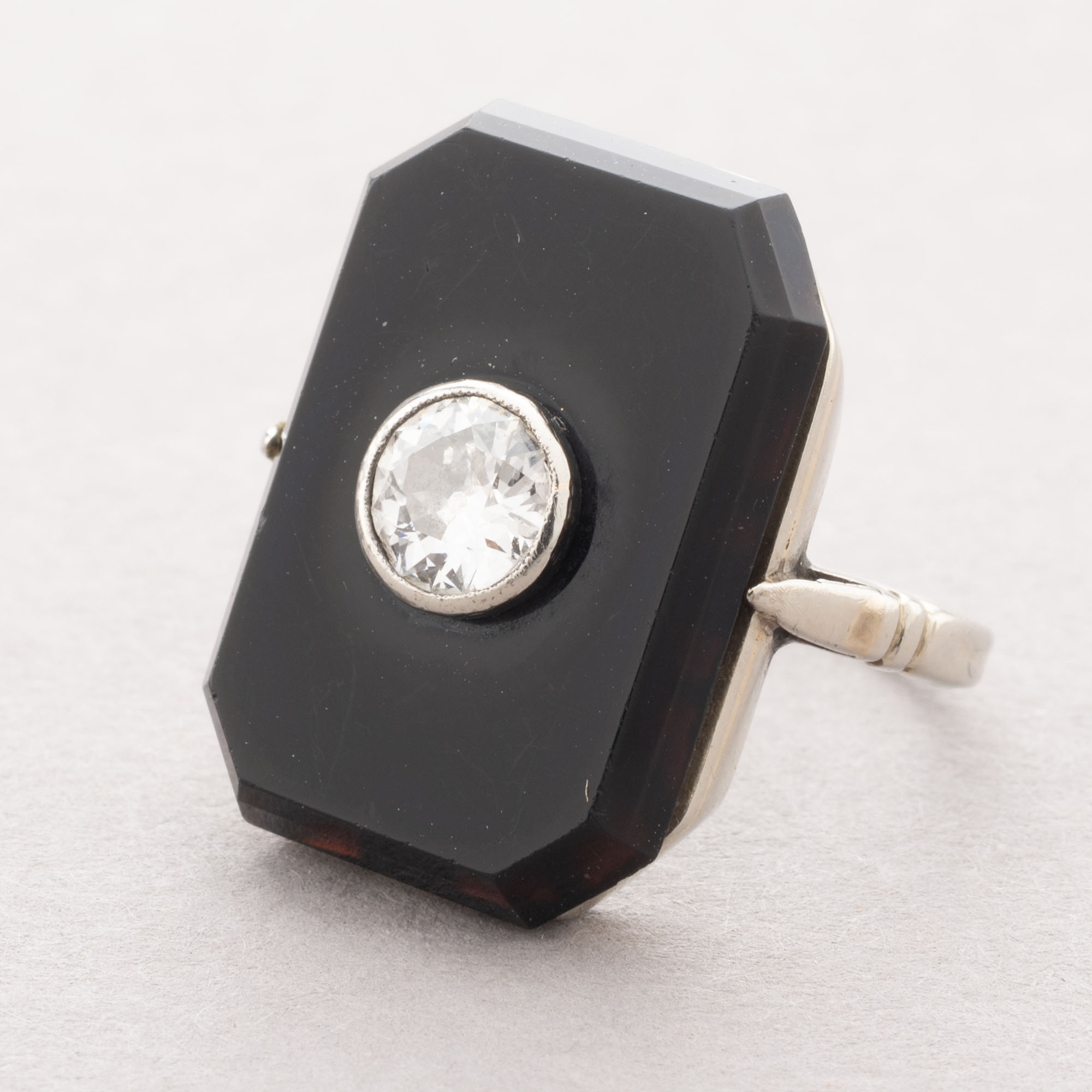 BAGUE ART DECO en or blanc 750 millièmes, sur le…
