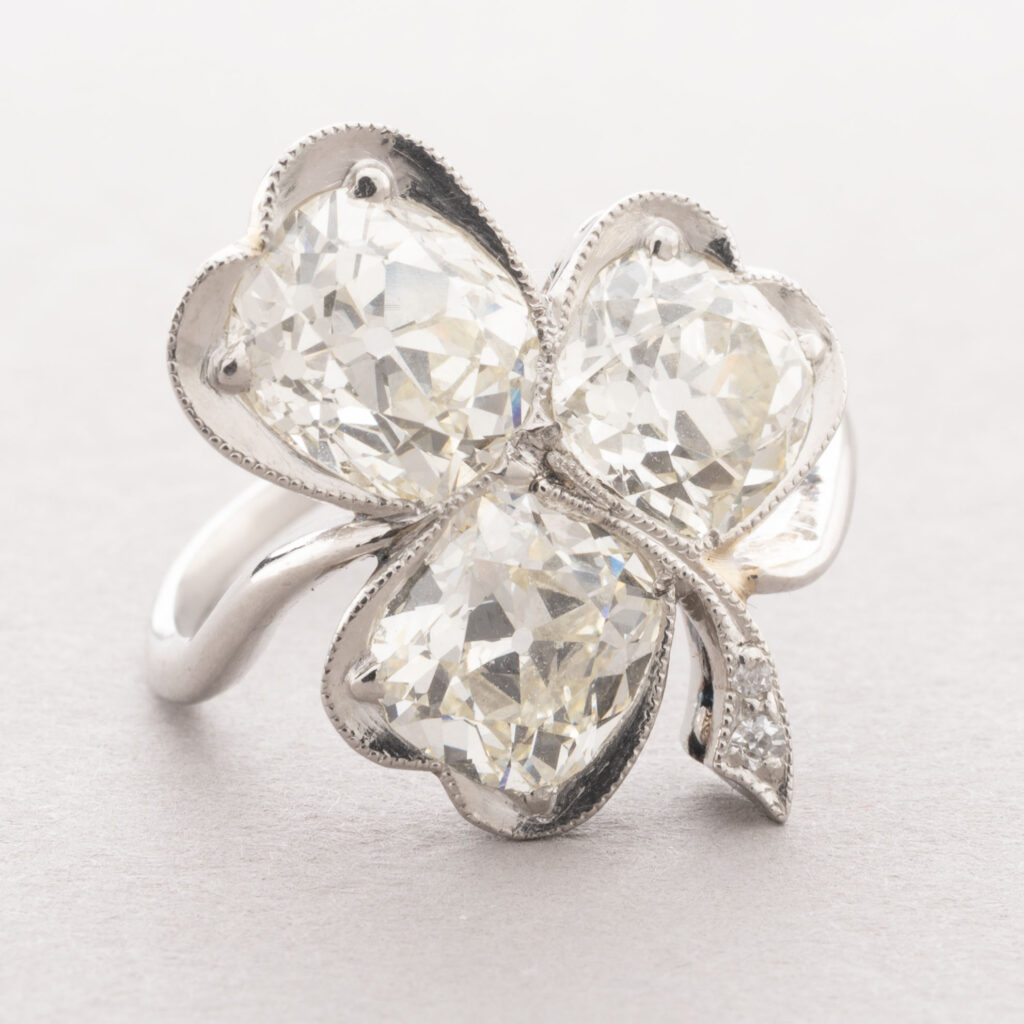 BAGUE en or gris 750 millièmes, le chaton figurant un…