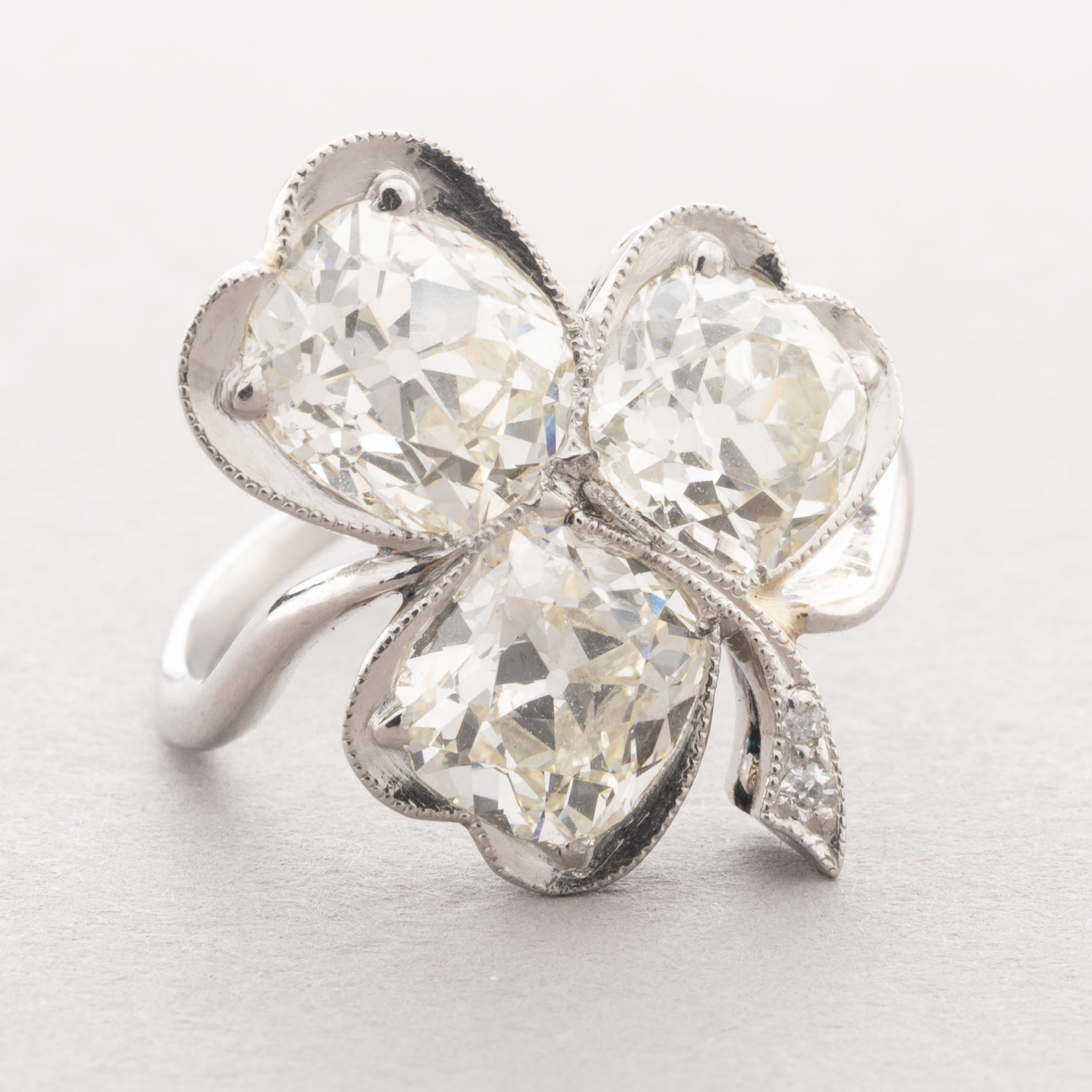 BAGUE en or gris 750 millièmes, le chaton figurant un…