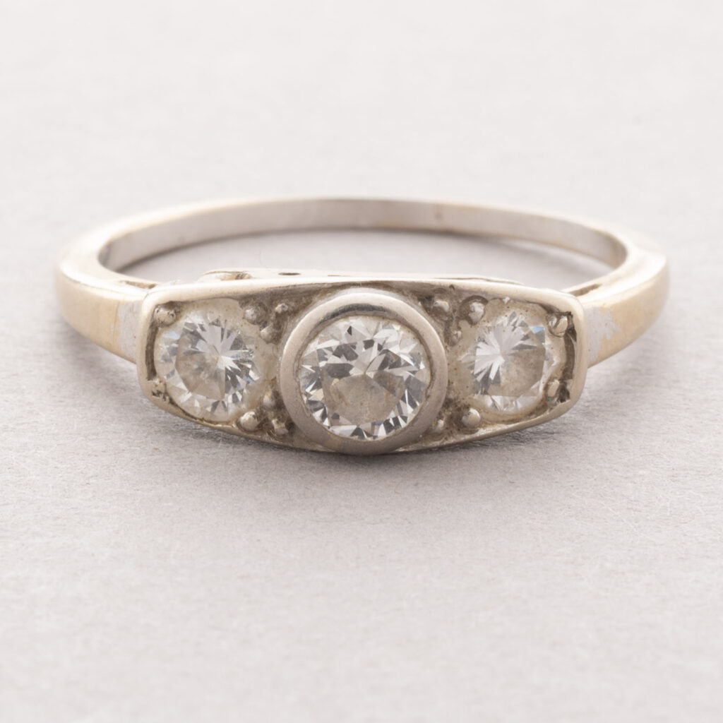 BAGUE en or blanc 750 millièmes, orné au centre d&rsquo;un…