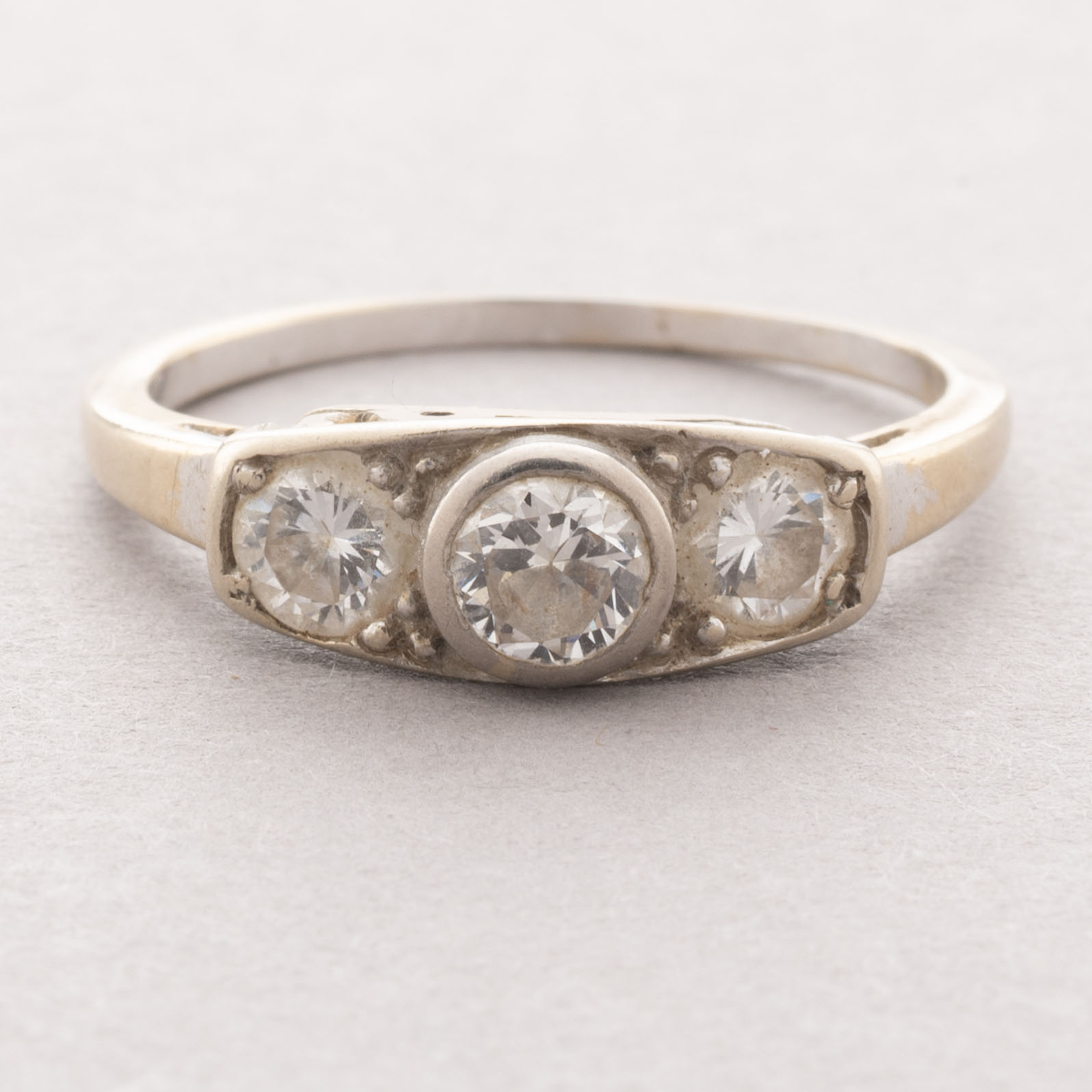 BAGUE en or blanc 750 millièmes, orné au centre d’un…