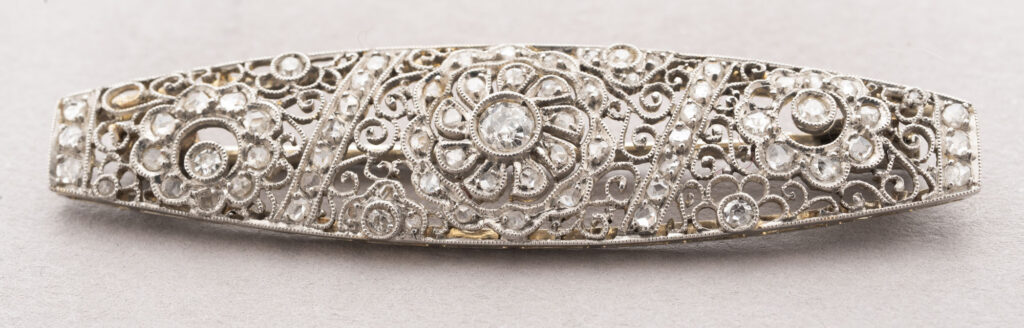 BROCHE en or gris 750 millièmes et platine 850 millièmes,…