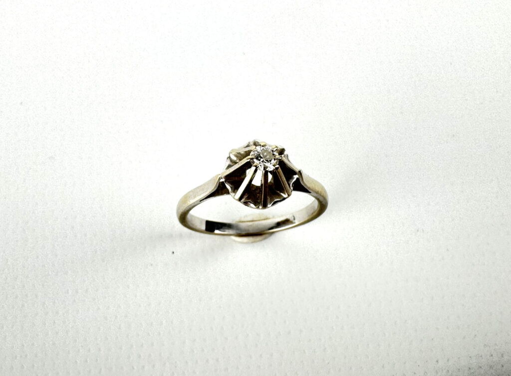 BAGUE en or blanc 750 millièmes ornée d&rsquo;un petit diamant…