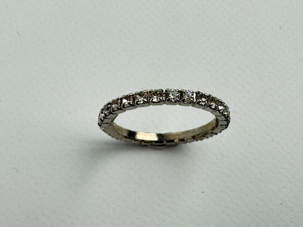 ALLIANCE en or blanc 750 millièmes ornée de diamants.TDD. 56.…