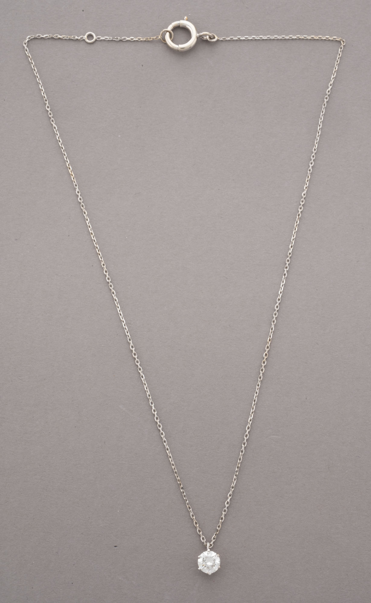 CHAINE ET PENDENTIF en or blanc 750 millièmes, orné d’un…