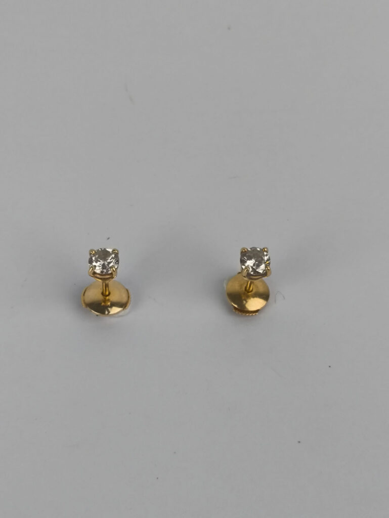 PAIRE DE CLOUS D&rsquo;OREILLES en or jaune 750 millièmes sertis…