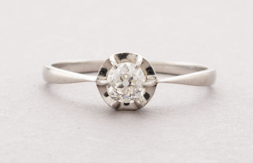SOLITAIRE en platine 950 millièmes, un diamant taille coussin ancien…