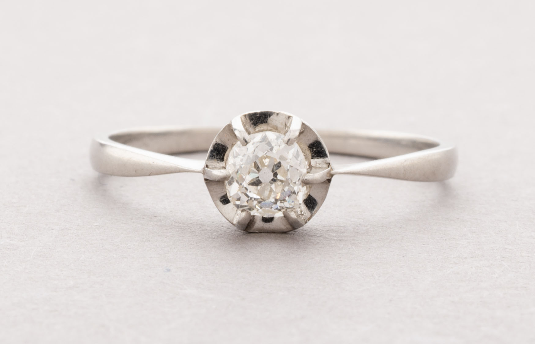 SOLITAIRE en platine 950 millièmes, un diamant taille coussin ancien…