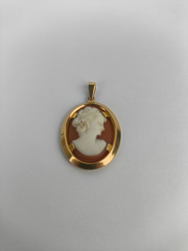 PENDENTIF en or rose 750 millièmes orné d&rsquo;un camée coquillage…