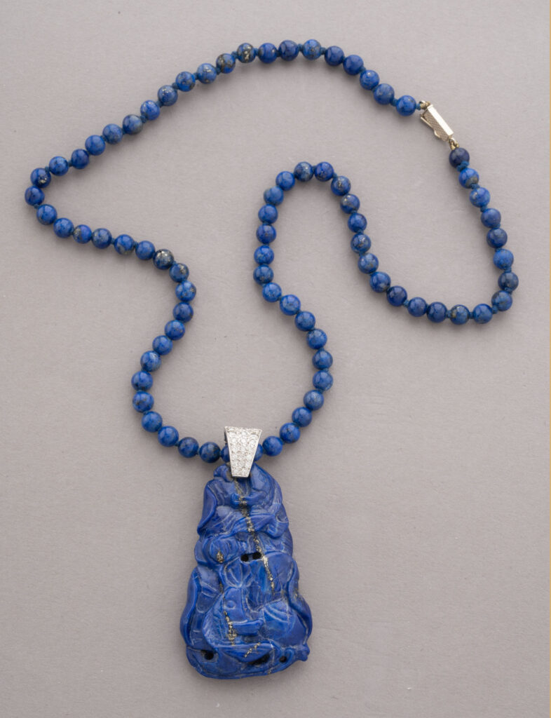 COLLIER composé de perles et d&rsquo;un pendentif en lapis-lazuli à…