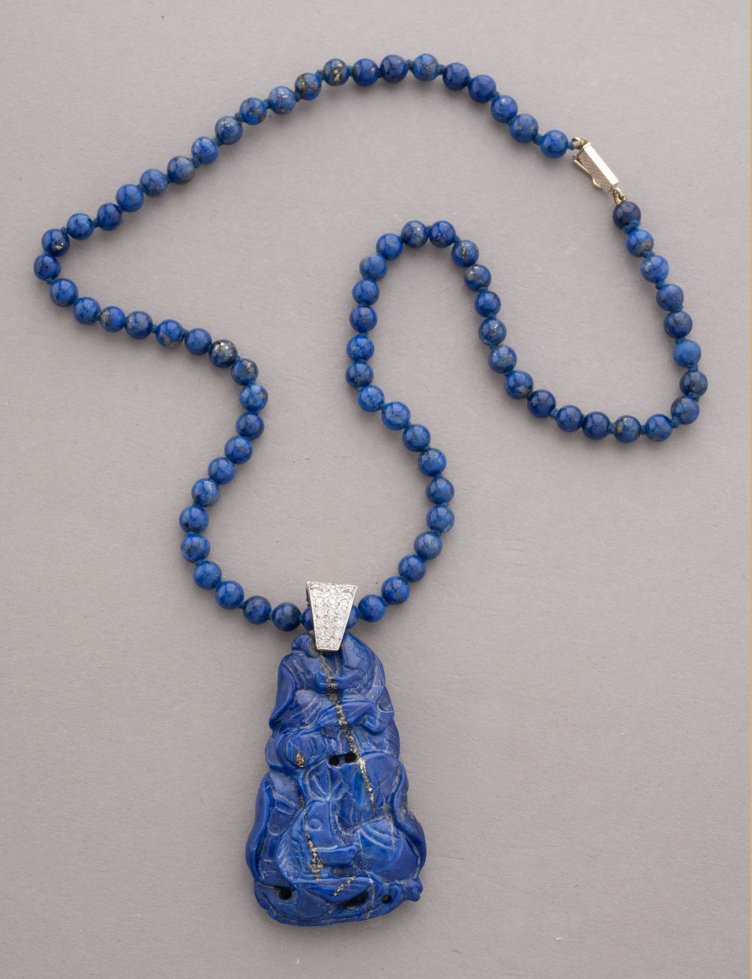 COLLIER composé de perles et d’un pendentif en lapis-lazuli à…