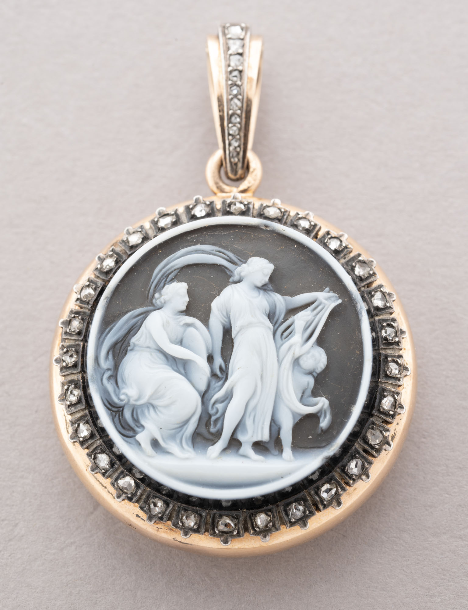 PENDENTIF SOUVENIR en or 750 millièmes, ornée d’une agate figurant…