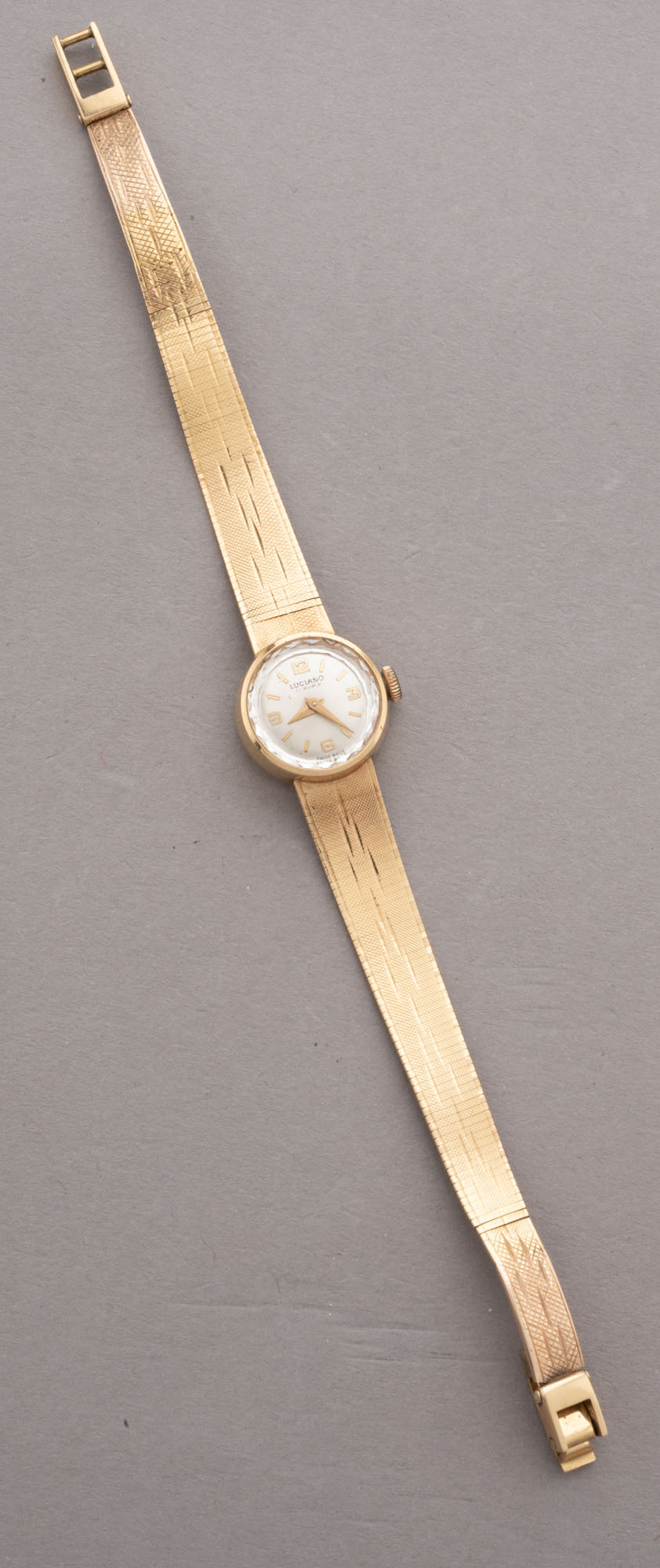 MONTRE DE DAME en rose 750 millièmes, boitier rond 16…