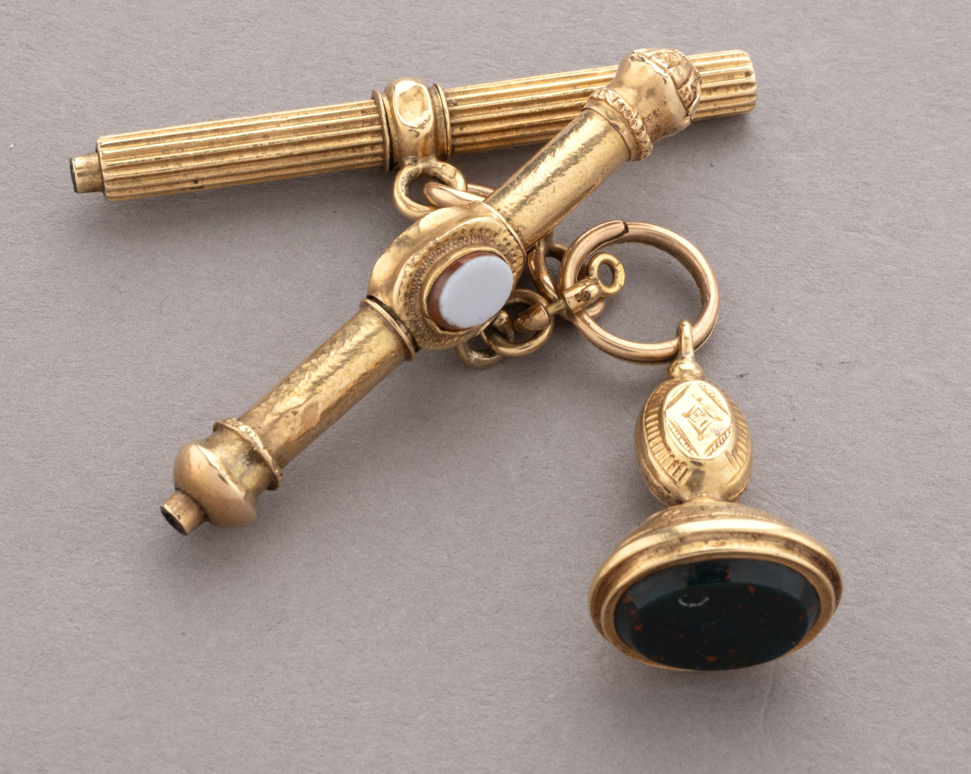 ÉLÉMENT DE CHATELAINE en or 750 millièmes et feuilletage d’or…