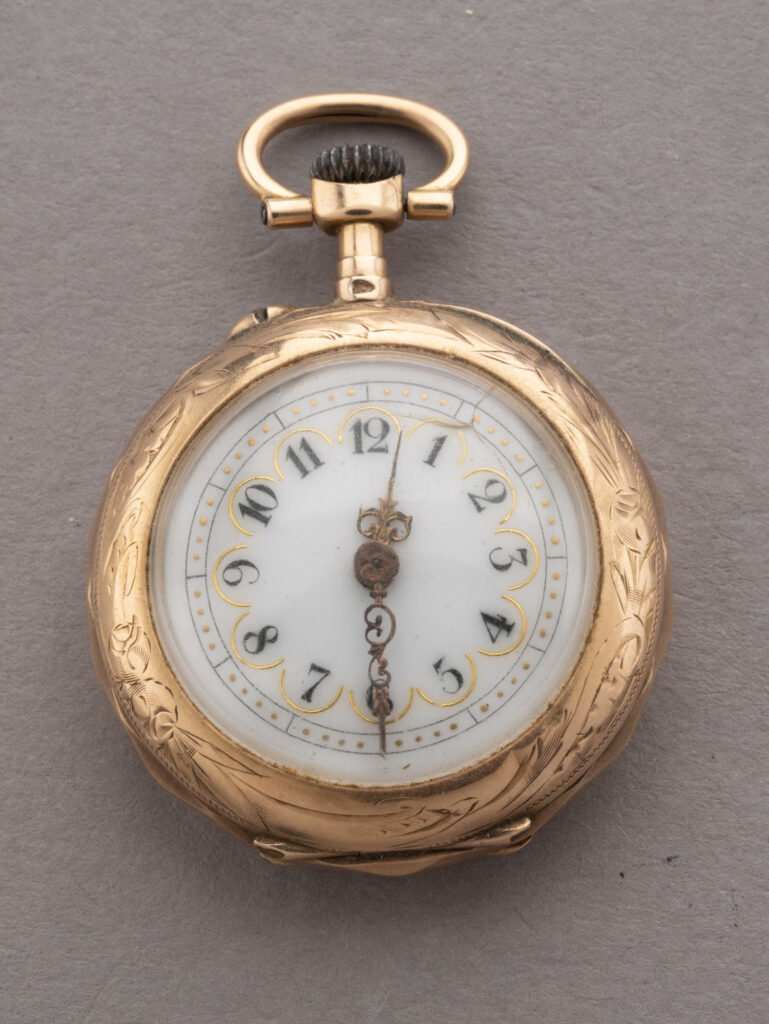 MONTRE DE COL en or rose 750 millièmes, cadran émaillé…